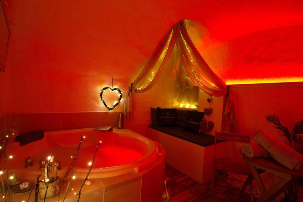 Les Secrets d'Alcôve, nuitées Romantiques avec SPA Aix-en-Provence Esterno foto
