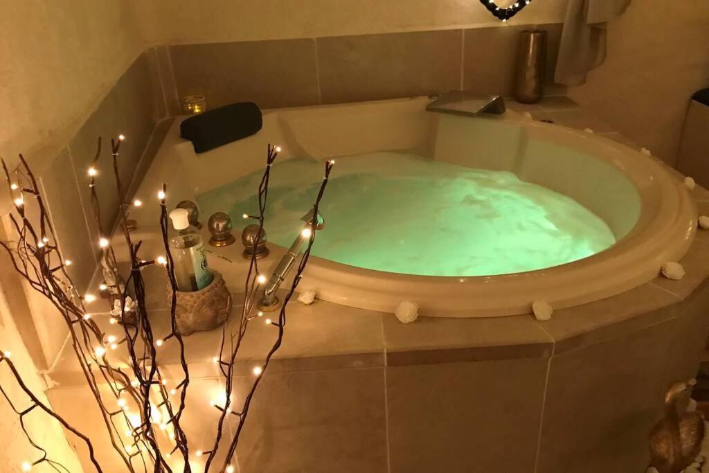 Les Secrets d'Alcôve, nuitées Romantiques avec SPA Aix-en-Provence Esterno foto